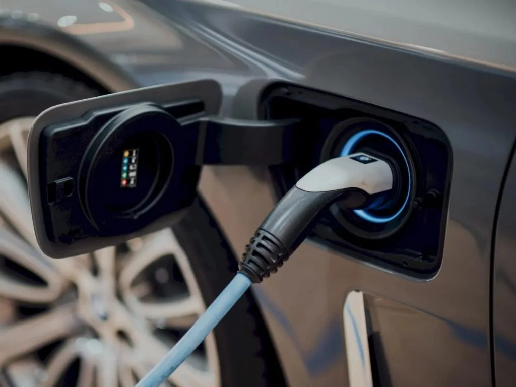 ¿Cuáles son las ventajas y consejos para instalar una estación de carga para vehículos eléctricos?